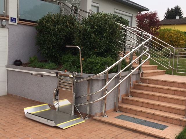 Plattformlifte Omega im Aussenbereich über eine kurvige Treppe