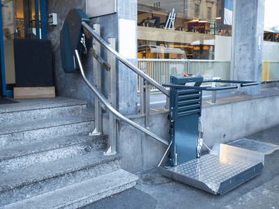 Plattformlift_Omega in der Stadt Referenz Bild im Aussenbereich kurvige Treppe