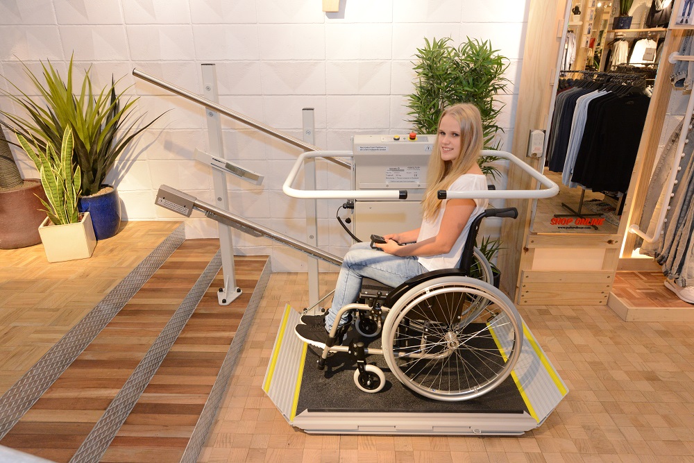 Rollstuhllift mit Plattform Delta für gerade Treppe im Innenbereich mit Frau
