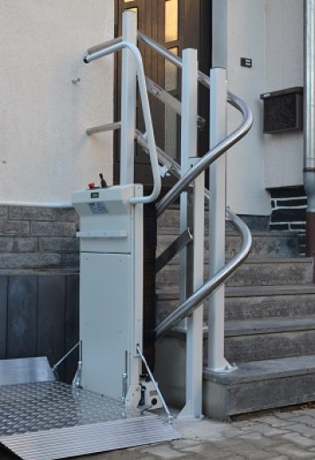 Treppenlift für Rollstuhl Stratos in weiss neben eine kurzen Treppe im aussenbereich