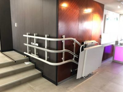 Plattformlift Stratos für Rollstuhlfahrer Referenz Bild kurvige Treppe zusammengeklappt im Innnenbereich