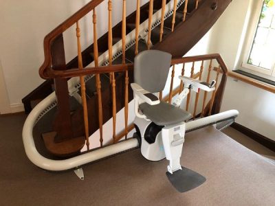 Treppensitzlift mit geradem Zwischenstück in einer kurvigen Treppe Referenz Bild